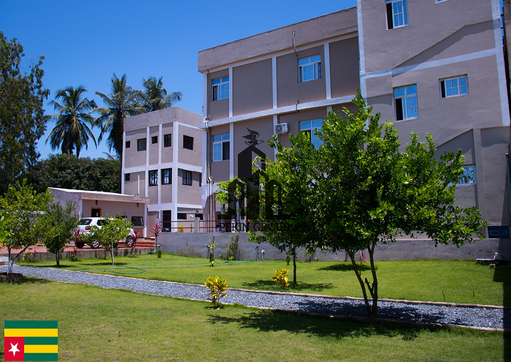 Hôtel de prestige à vendre au togo route inter état lomé-cotonou