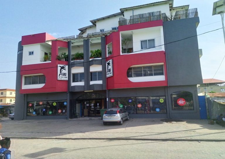 Immeuble locatif R+2 avec mezzanine à vendre à Jéricho Cotonou – Bordure de voie pavée