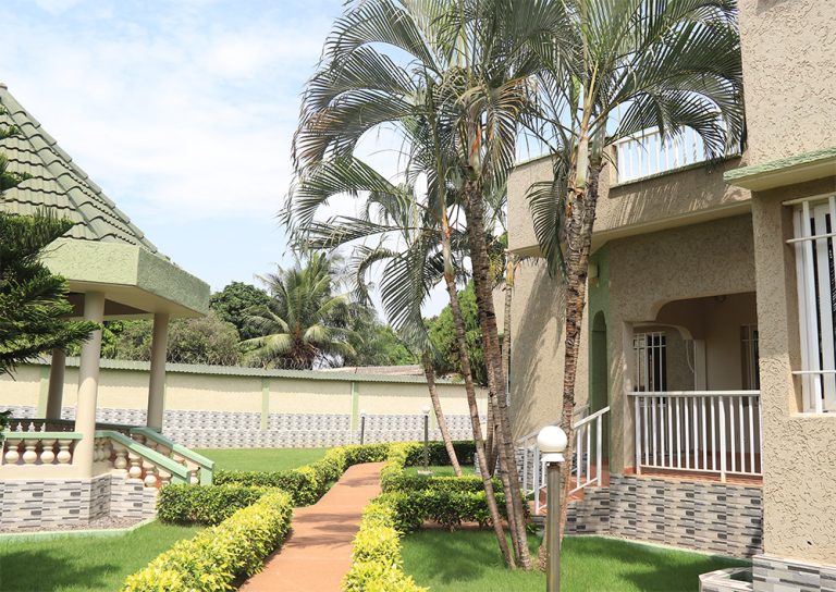 Villa de prestige plain-pied à vendre à Avenou Grand Lomé Togo – 2 lots avec grand jardin