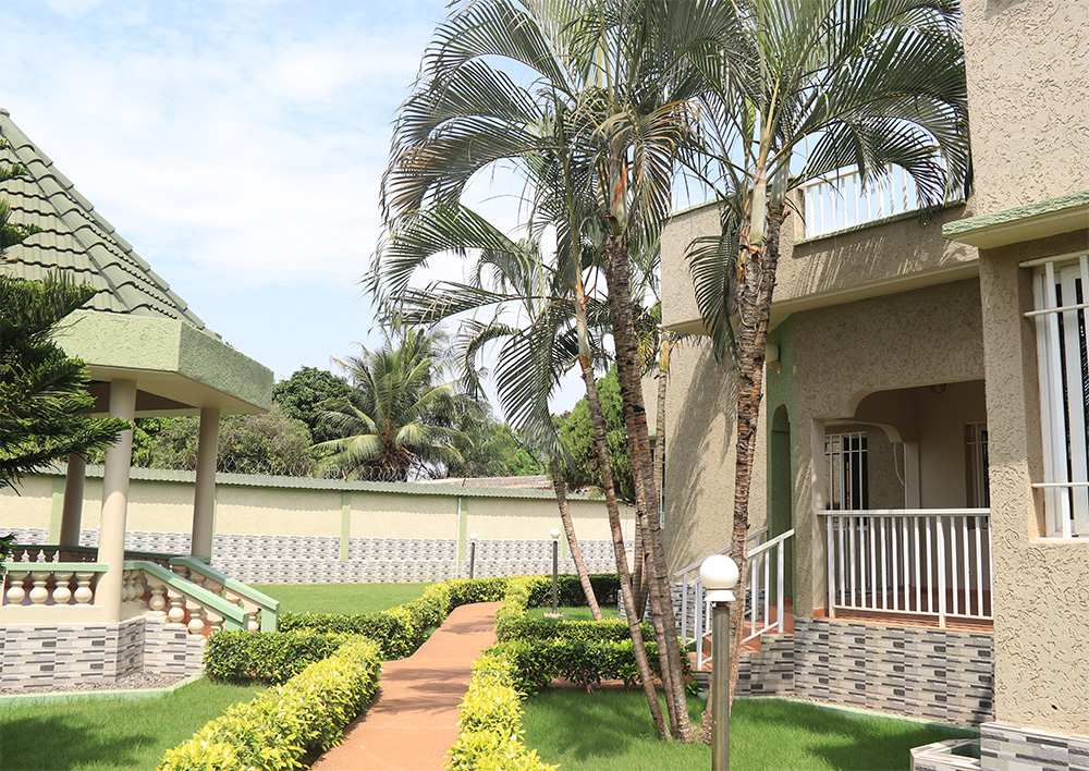 Villa de prestige plain-pied à vendre à Avenou Grand Lomé Togo – 2 lots avec grand jardin