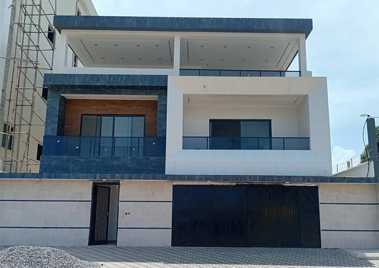 Villa neuve avec piscine à vendre à Totsi Lomé Togo – R+2 jamais habitée