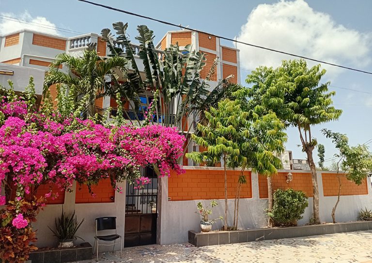 Villa meublée de prestige R+2 avec demi sous-sol à louer à Zoca Abomey-Calavi, Bénin