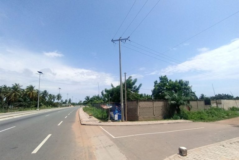 Parcelle à vendre au togo à Kpémé agbodrafo en angle de rue clôturé – terrain à vendre Lomé