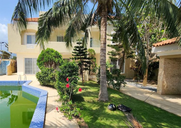 Villa de luxe avec piscine à vendre à Baguida Lomé dans la cité Baie des Anges en bord de mer