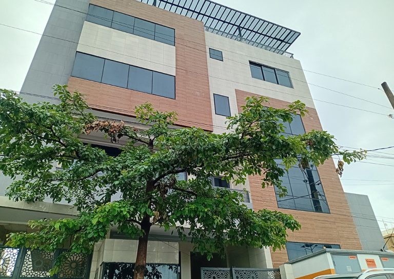 Immeuble de bureaux avec ascenseur à louer à Akpakpa Ciné Concorde, en bordure du boulevard OMO à Cotonou
