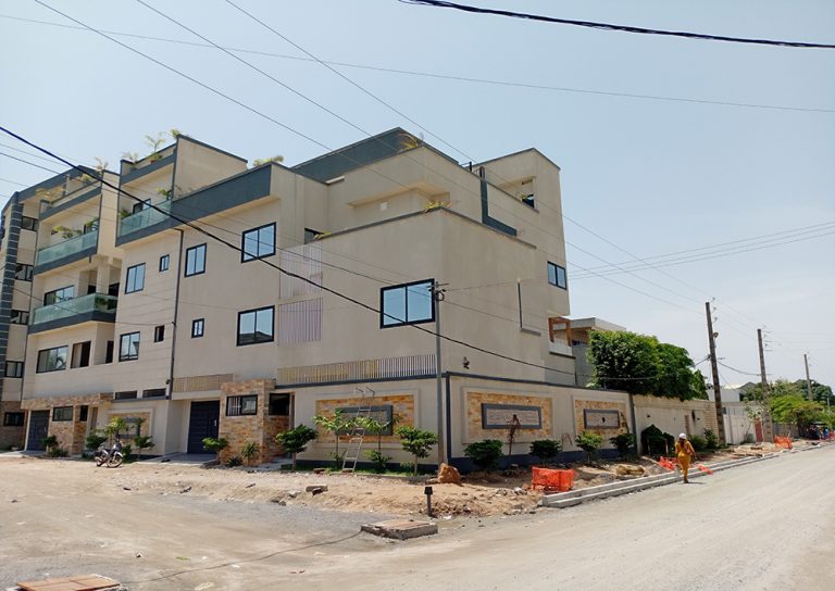 Triplex moderne à vendre à Fidjrossè Cotonou avec rooftop et vue sur l’océan Atlantique