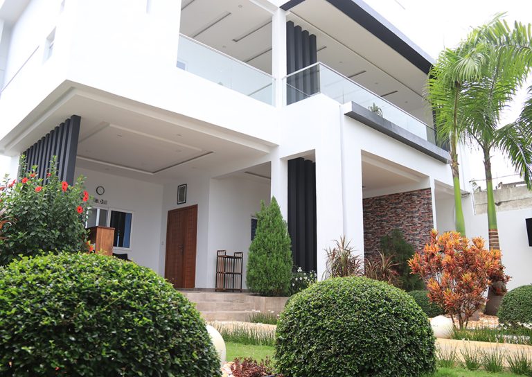 Villa meublée de luxe à louer à Fidjrossè Akogbato Cotonou – 4 chambres avec rooftop