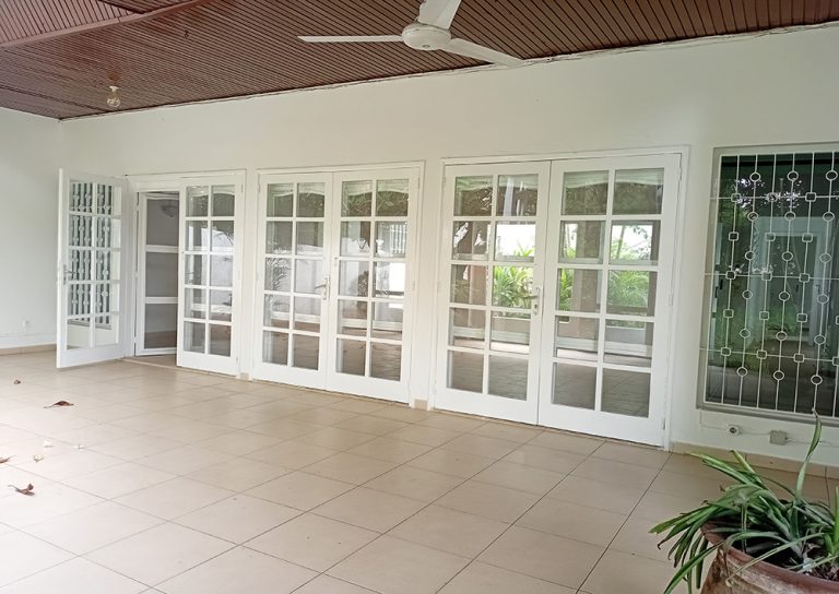 Villa de plain-pied avec piscine et jardin paysager à louer à Camp Guézo, Cotonou