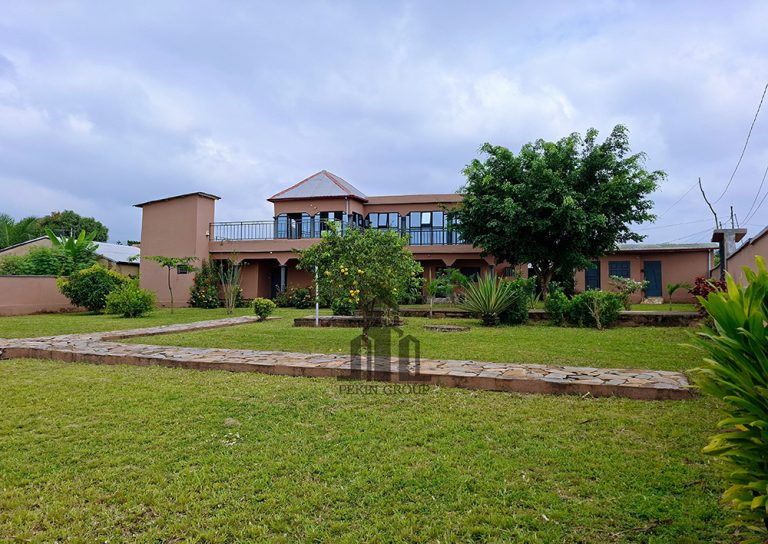 Villa à vendre à Kpalimé Togo – Maison avec jardin paysager et vue sur les monts Kloto